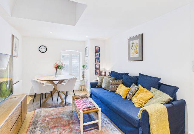 Apartment in London - Modern Apartment near City Airport by Wild Roses 