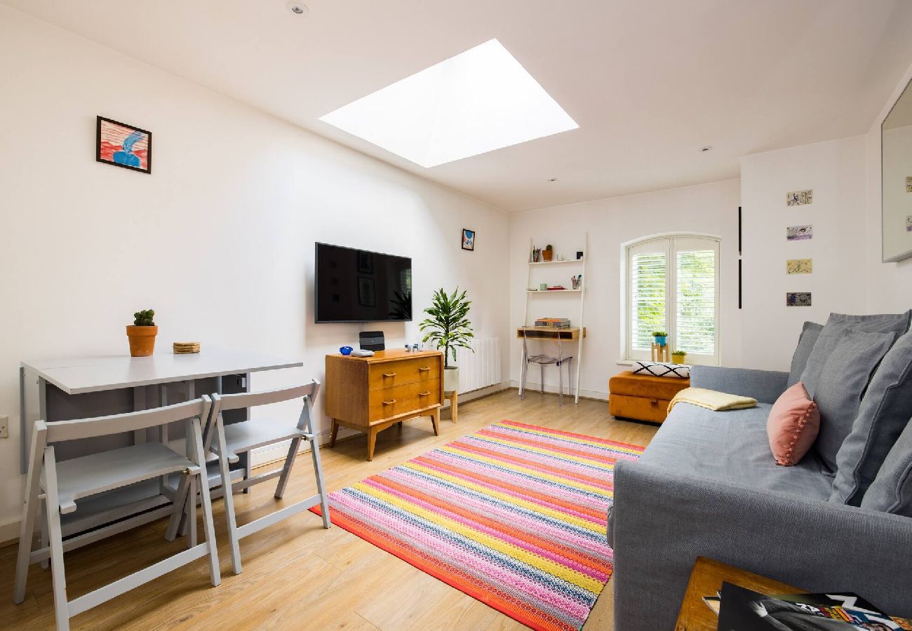 Apartment in London - Modern Apartment near City Airport by Wild Roses 