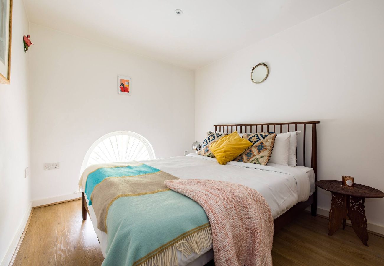 Apartment in London - Modern Apartment near City Airport by Wild Roses 