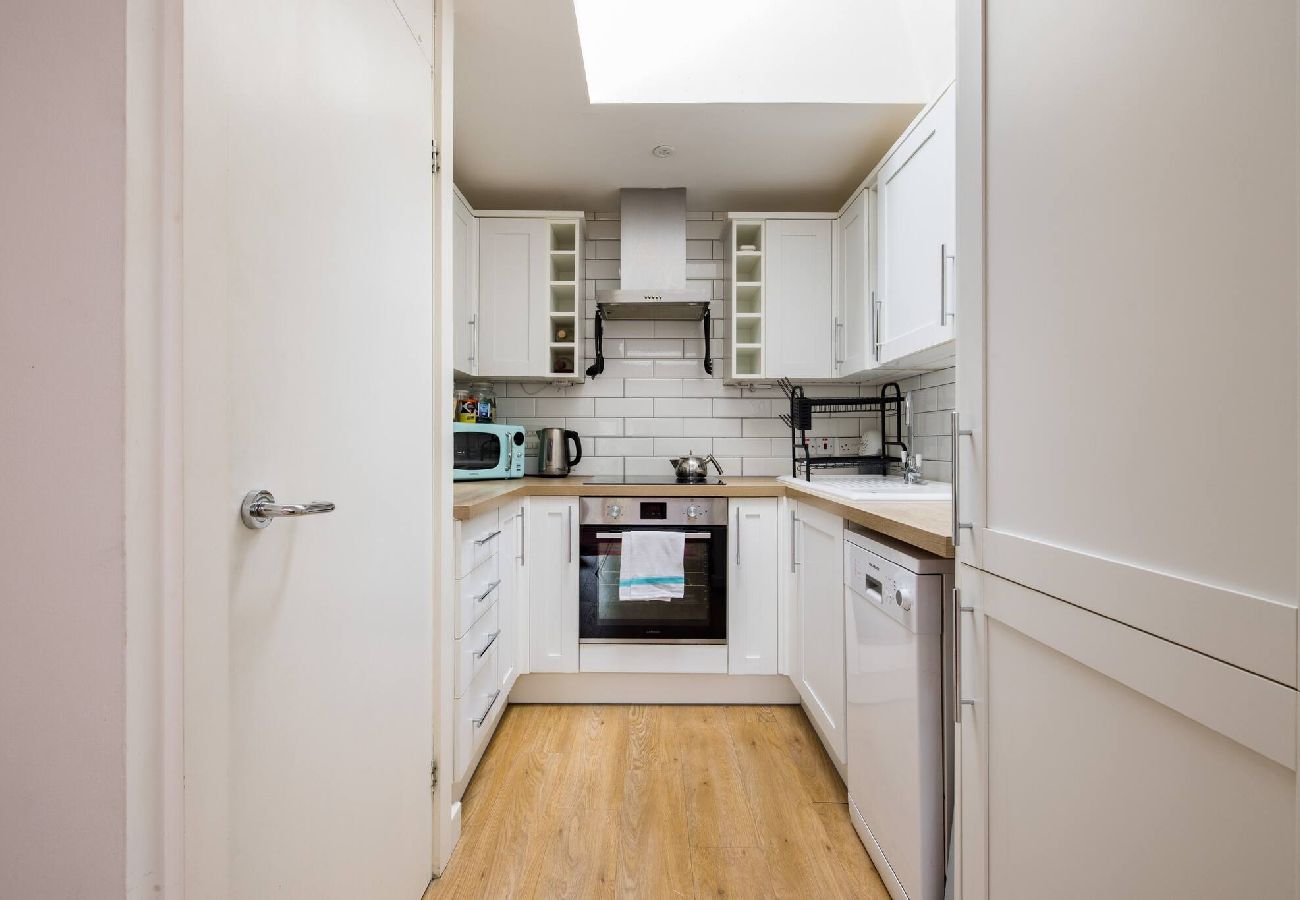 Apartment in London - Modern Apartment near City Airport by Wild Roses 