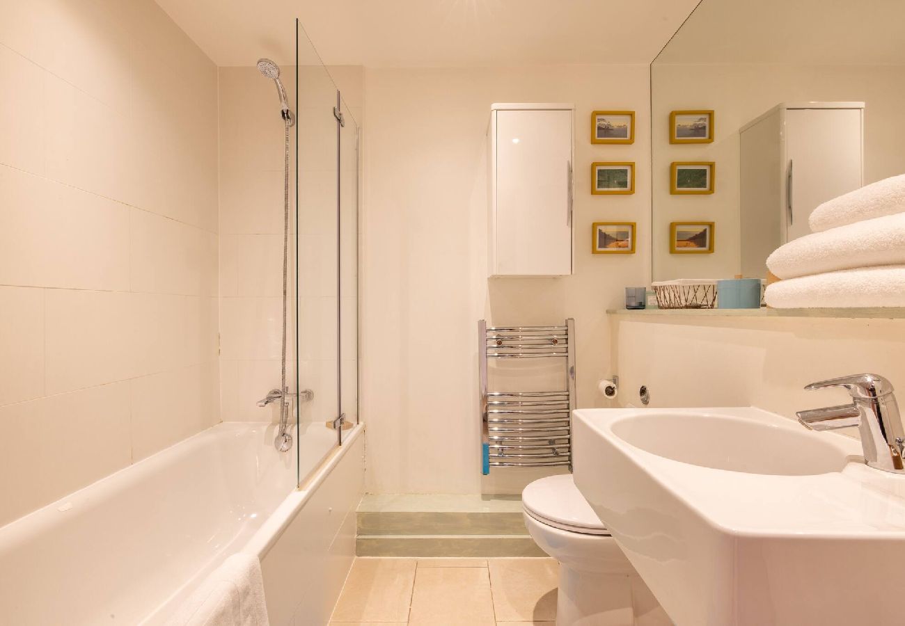 Apartment in London - Modern Apartment near City Airport by Wild Roses 