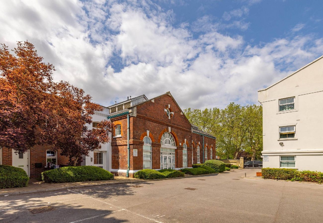 Apartment in London - Modern Apartment near City Airport by Wild Roses 