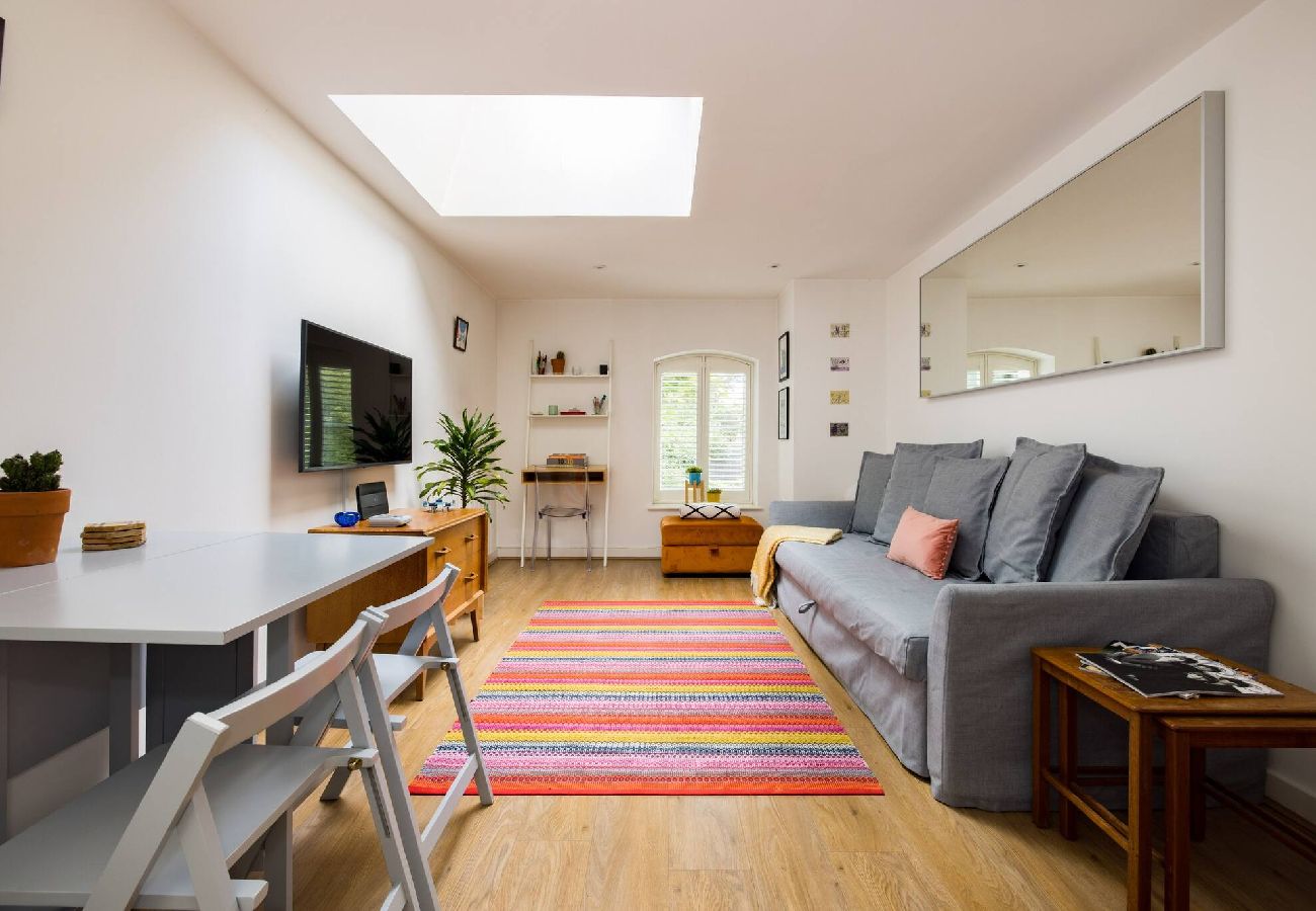 Apartment in London - Modern Apartment near City Airport by Wild Roses 