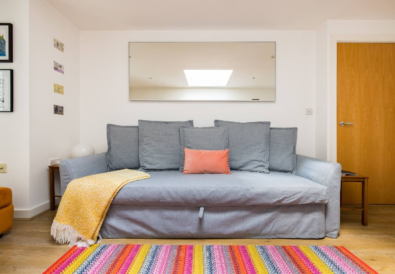 Apartment in London - Modern Apartment near City Airport by Wild Roses 