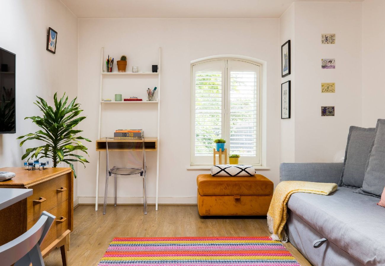 Apartment in London - Modern Apartment near City Airport by Wild Roses 