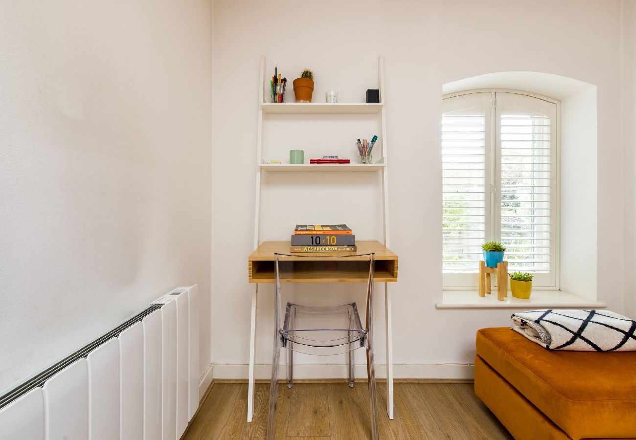 Apartment in London - Modern Apartment near City Airport by Wild Roses 