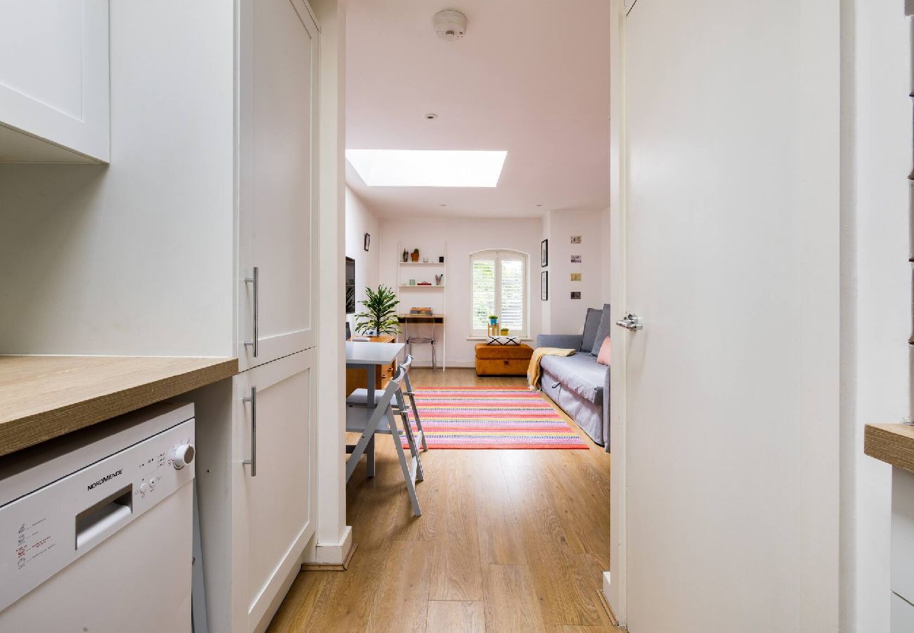 Apartment in London - Modern Apartment near City Airport by Wild Roses 
