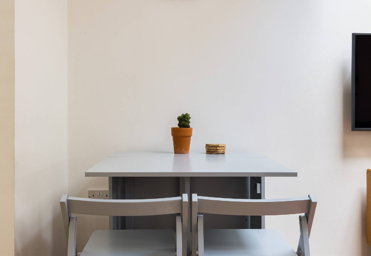 Apartment in London - Modern Apartment near City Airport by Wild Roses 