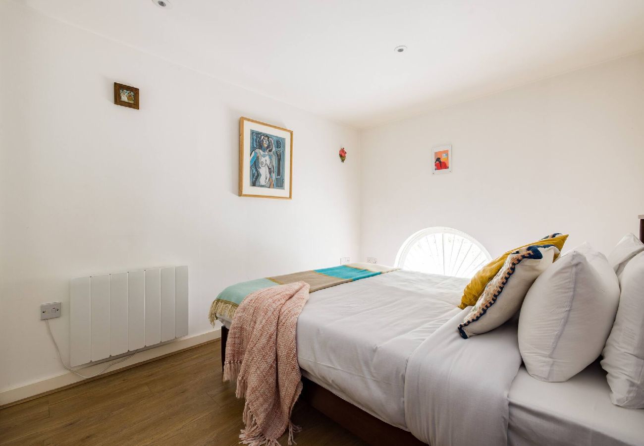 Apartment in London - Modern Apartment near City Airport by Wild Roses 