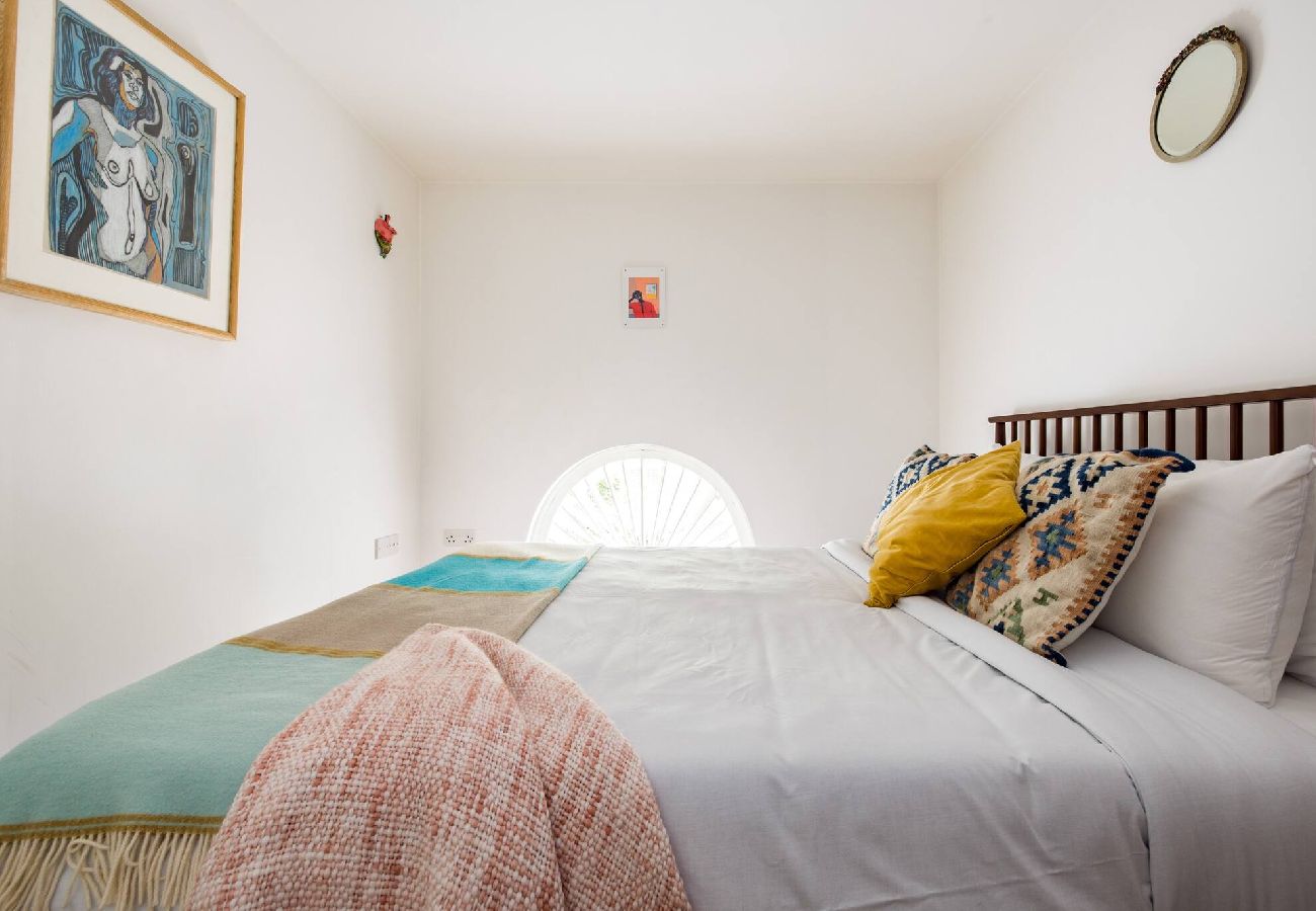 Apartment in London - Modern Apartment near City Airport by Wild Roses 