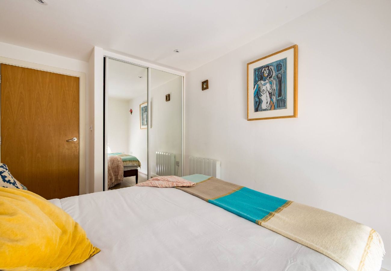 Apartment in London - Modern Apartment near City Airport by Wild Roses 