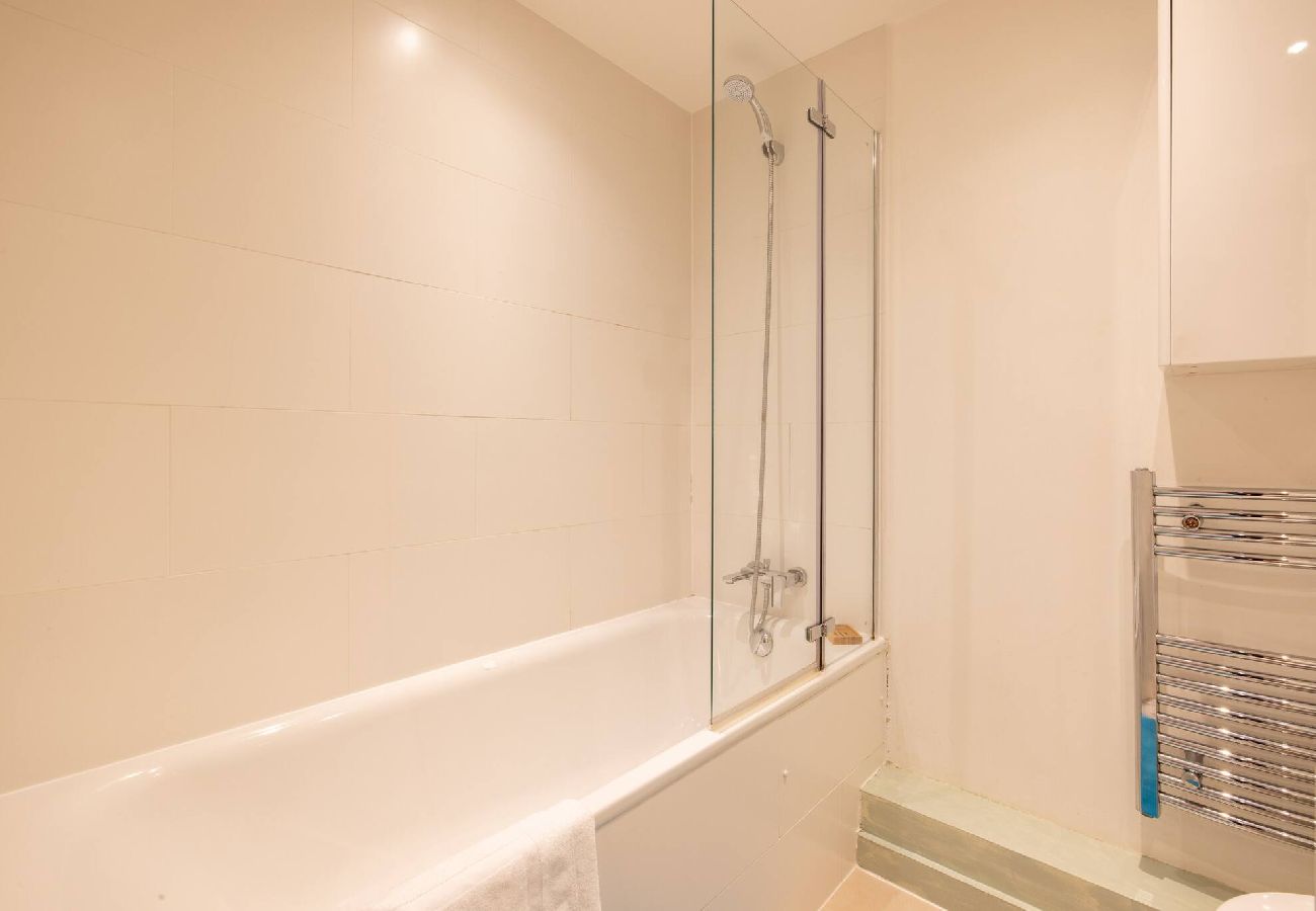 Apartment in London - Modern Apartment near City Airport by Wild Roses 