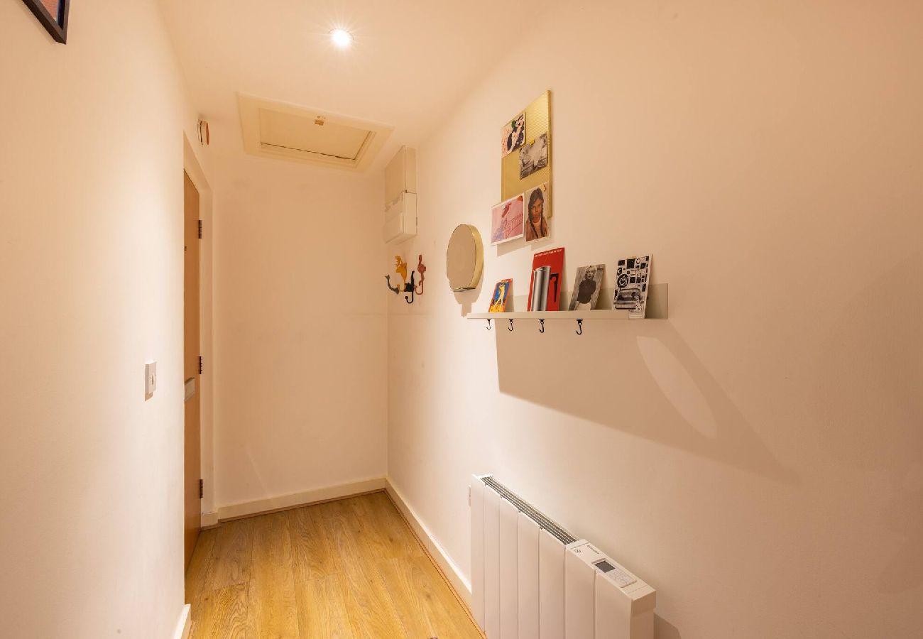 Apartment in London - Modern Apartment near City Airport by Wild Roses 