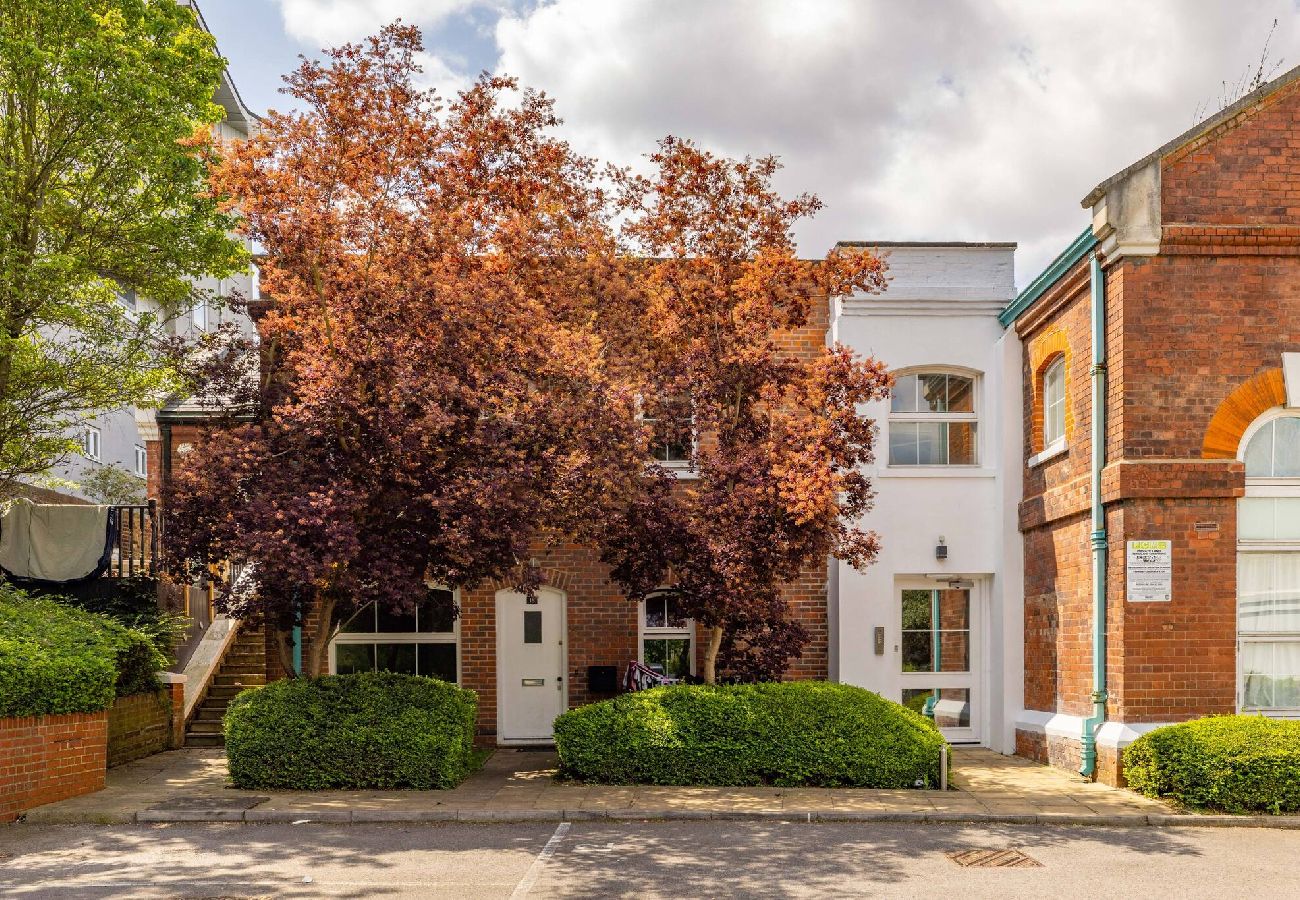 Apartment in London - Modern Apartment near City Airport by Wild Roses 