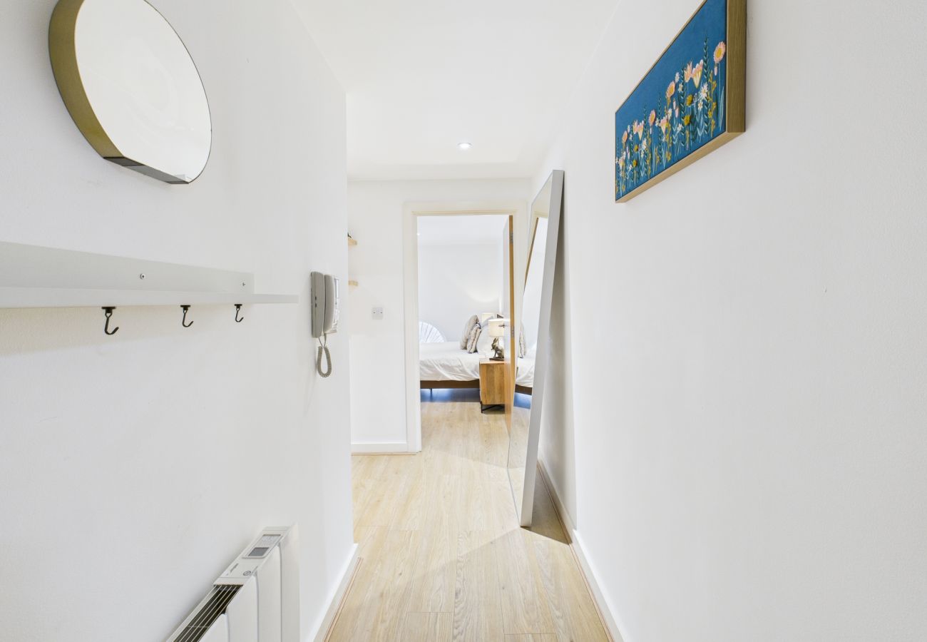 Apartment in London - Modern Apartment near City Airport by Wild Roses 