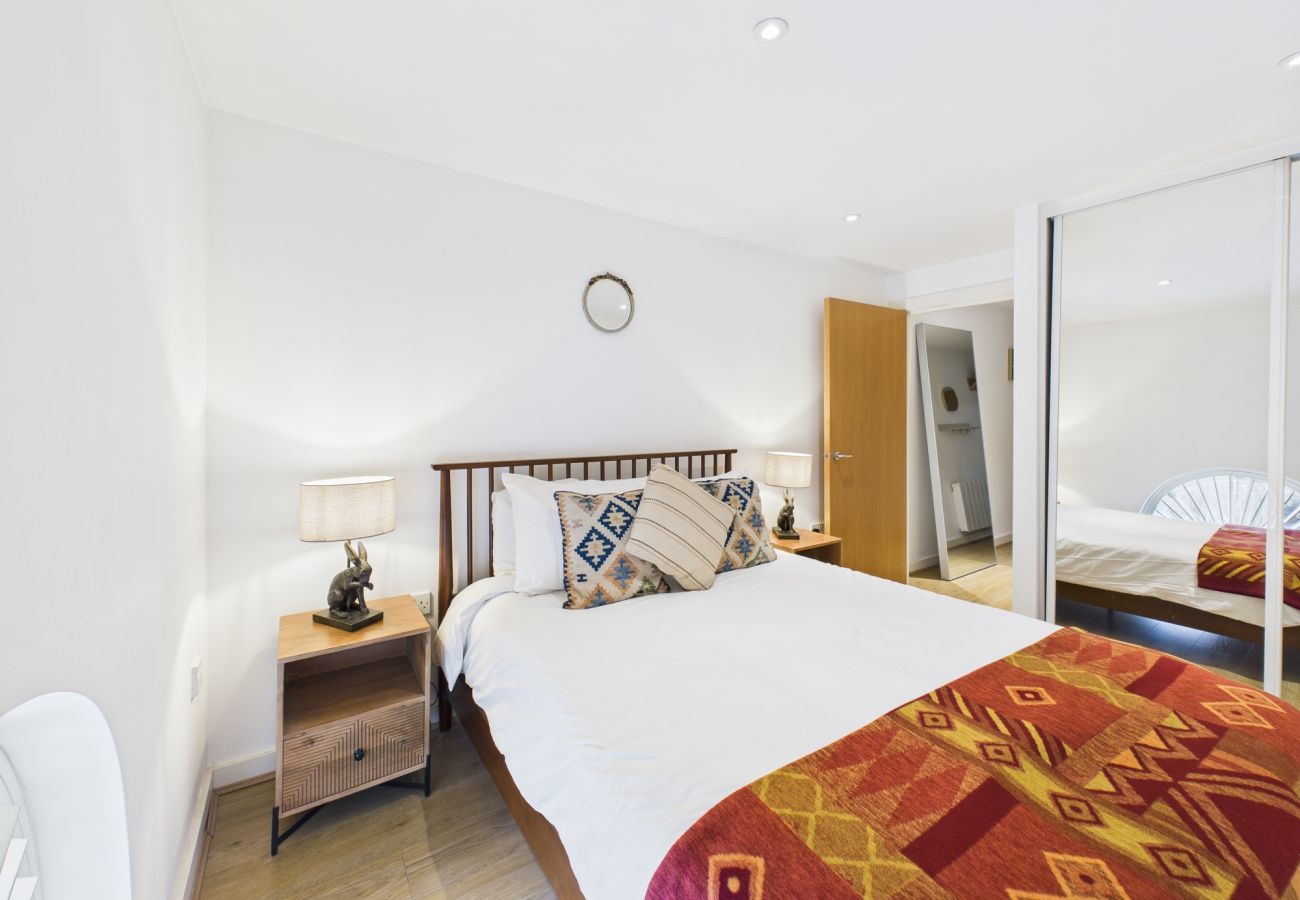 Apartment in London - Modern Apartment near City Airport by Wild Roses 