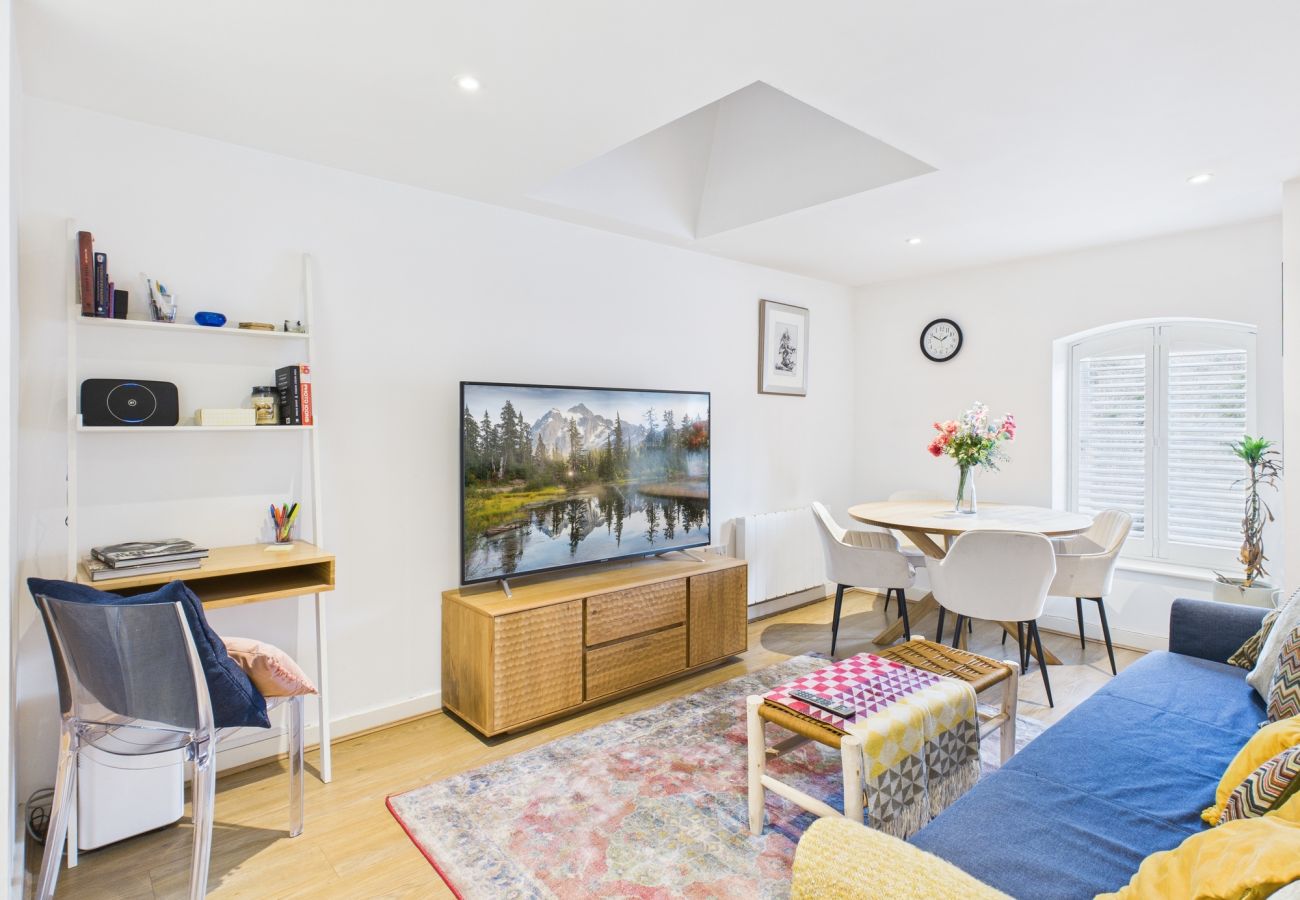 Apartment in London - Modern Apartment near City Airport by Wild Roses 