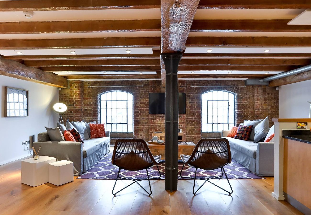 Apartment in London - ExCel Warehouse Conversion by Wild Roses 