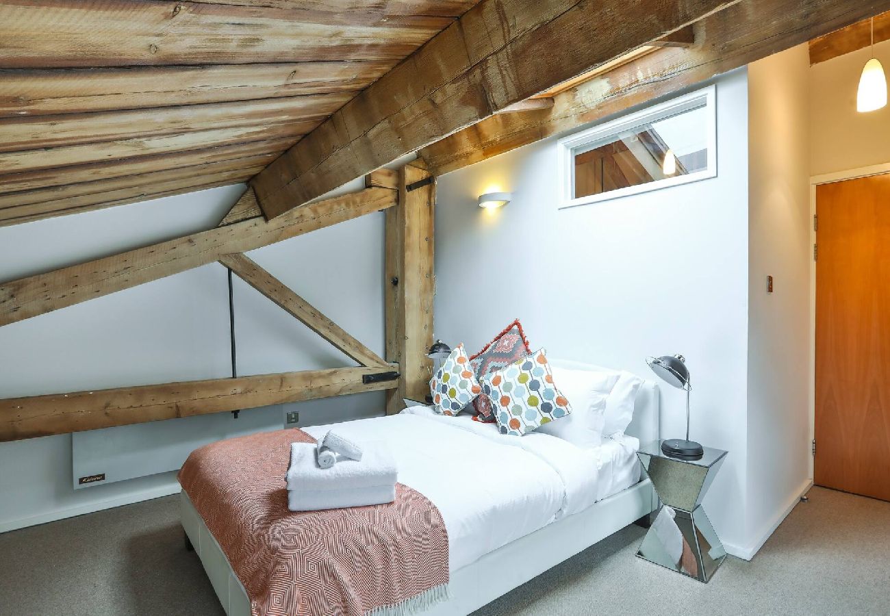 Apartment in London - ExCel Warehouse Conversion by Wild Roses 