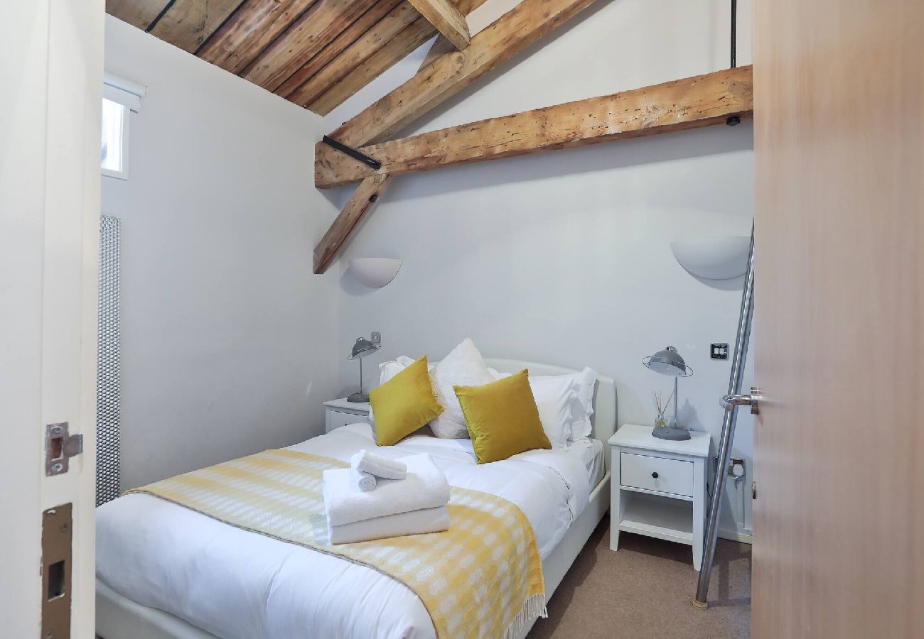 Apartment in London - ExCel Warehouse Conversion by Wild Roses 