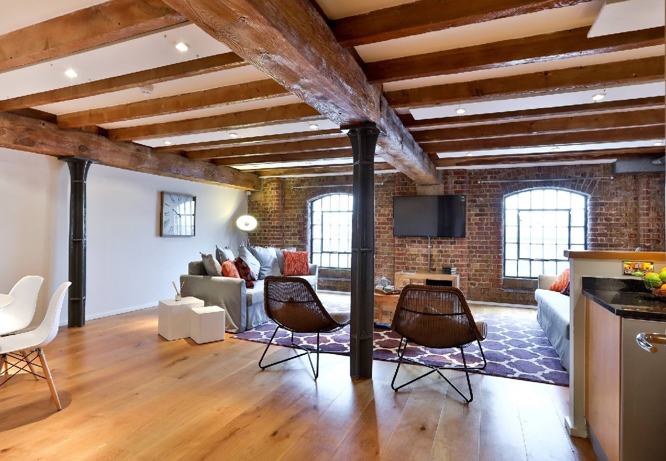 Apartment in London - ExCel Warehouse Conversion by Wild Roses 