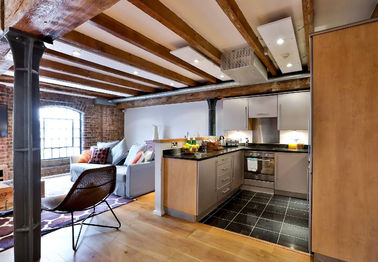Apartment in London - ExCel Warehouse Conversion by Wild Roses 