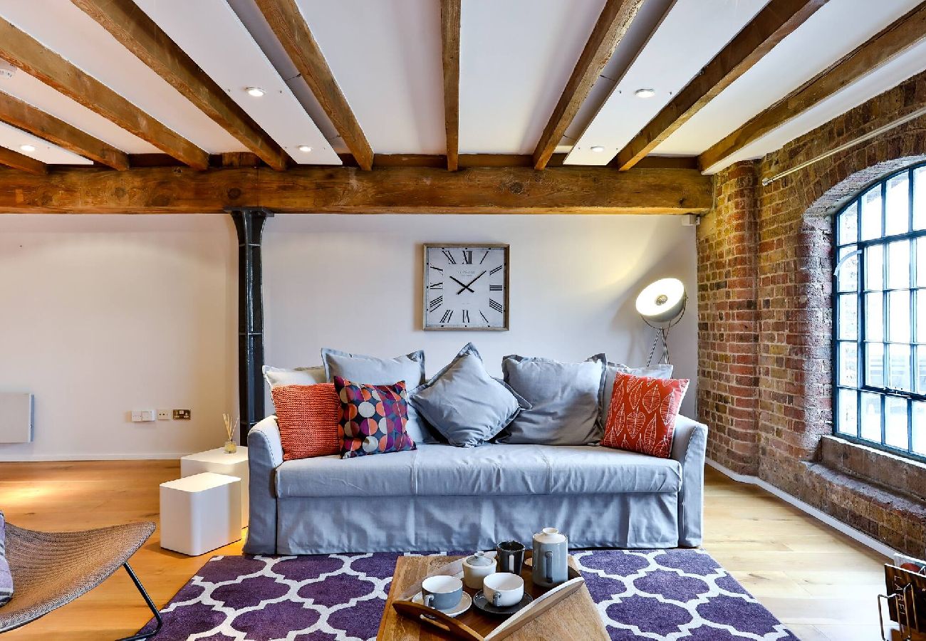 Apartment in London - ExCel Warehouse Conversion by Wild Roses 