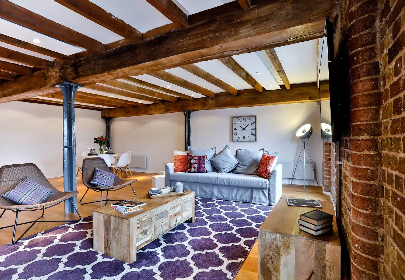 Apartment in London - ExCel Warehouse Conversion by Wild Roses 
