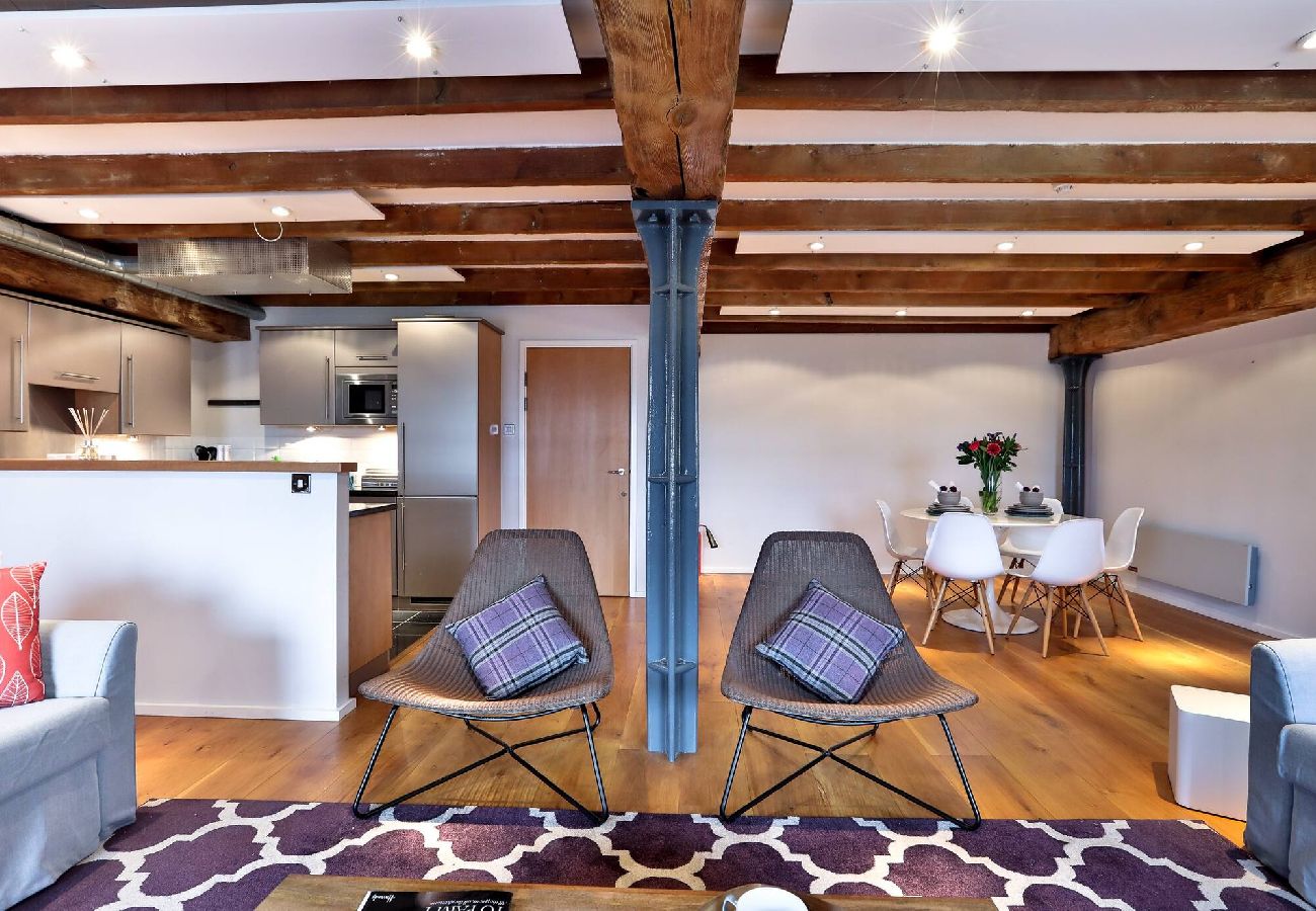 Apartment in London - ExCel Warehouse Conversion by Wild Roses 