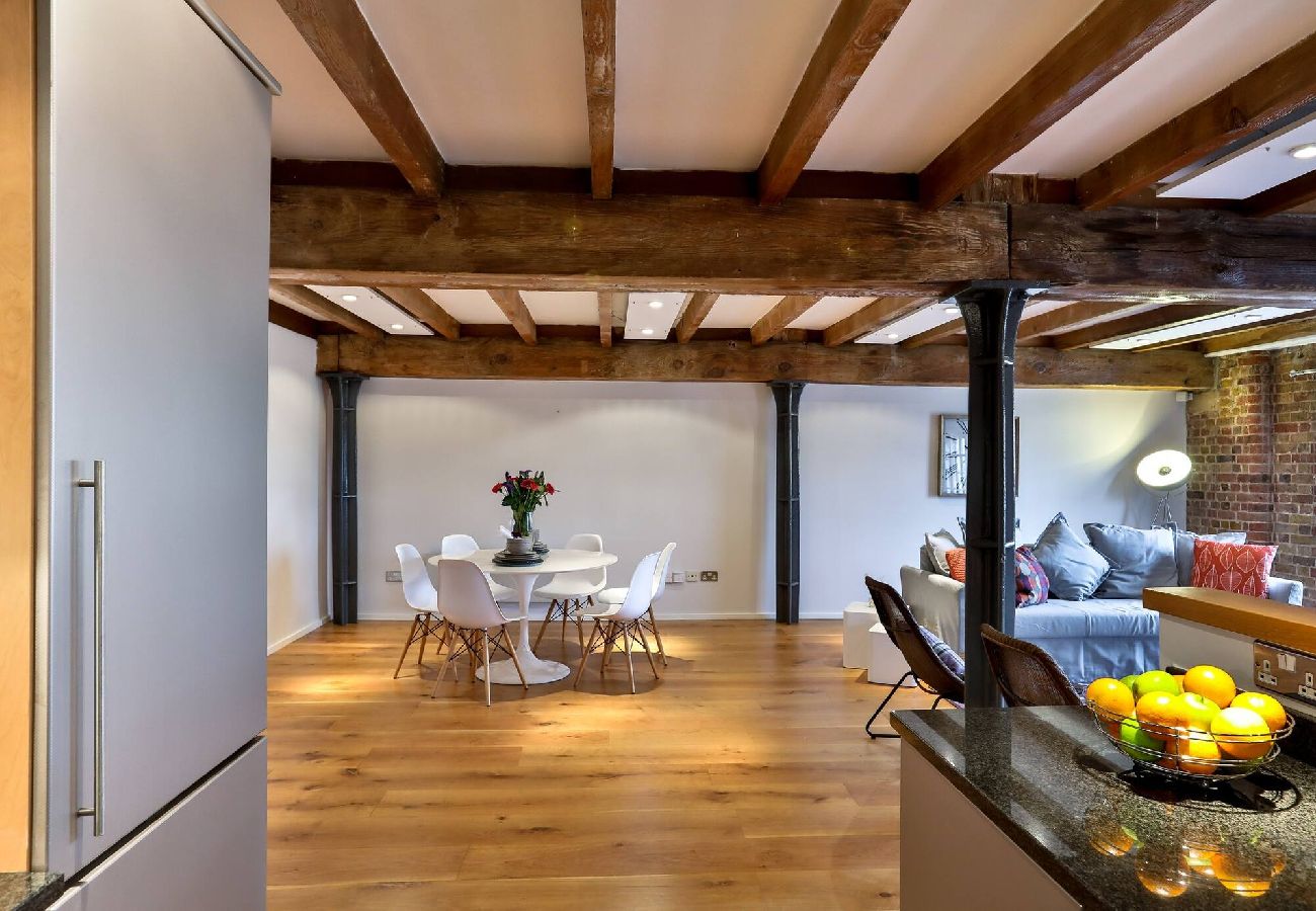 Apartment in London - ExCel Warehouse Conversion by Wild Roses 