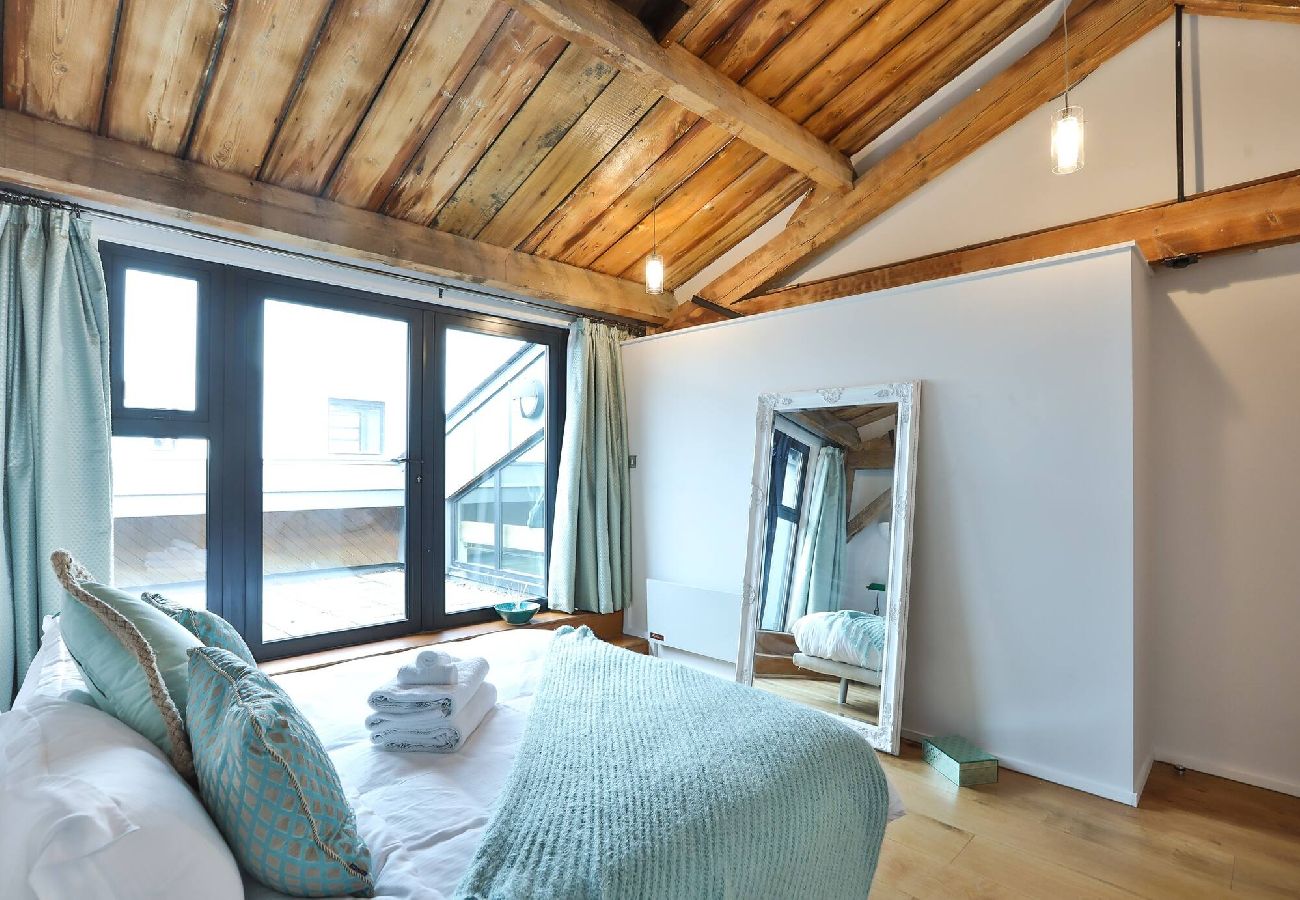 Apartment in London - ExCel Warehouse Conversion by Wild Roses 