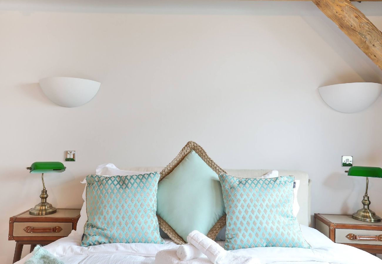 Apartment in London - ExCel Warehouse Conversion by Wild Roses 