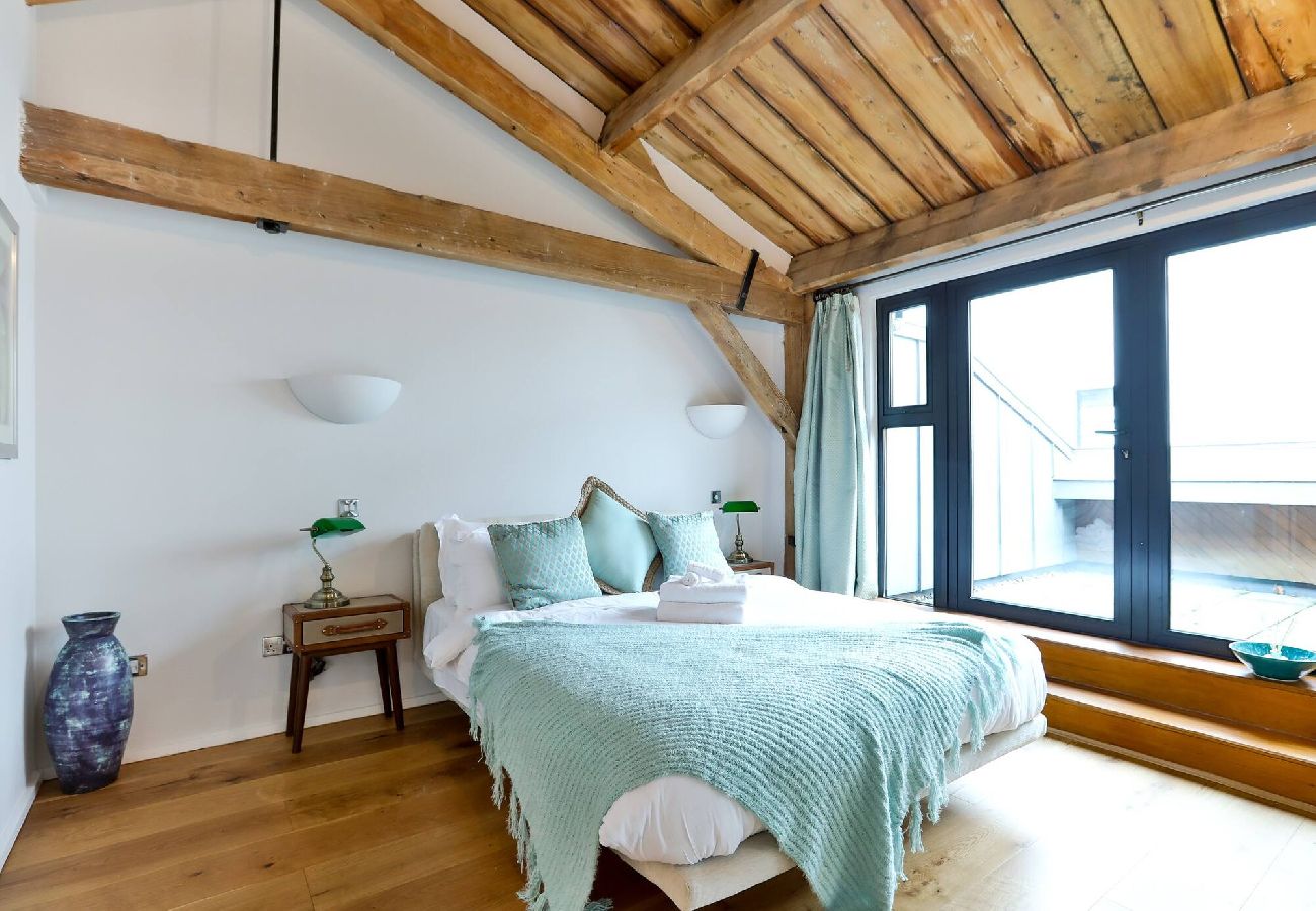 Apartment in London - ExCel Warehouse Conversion by Wild Roses 