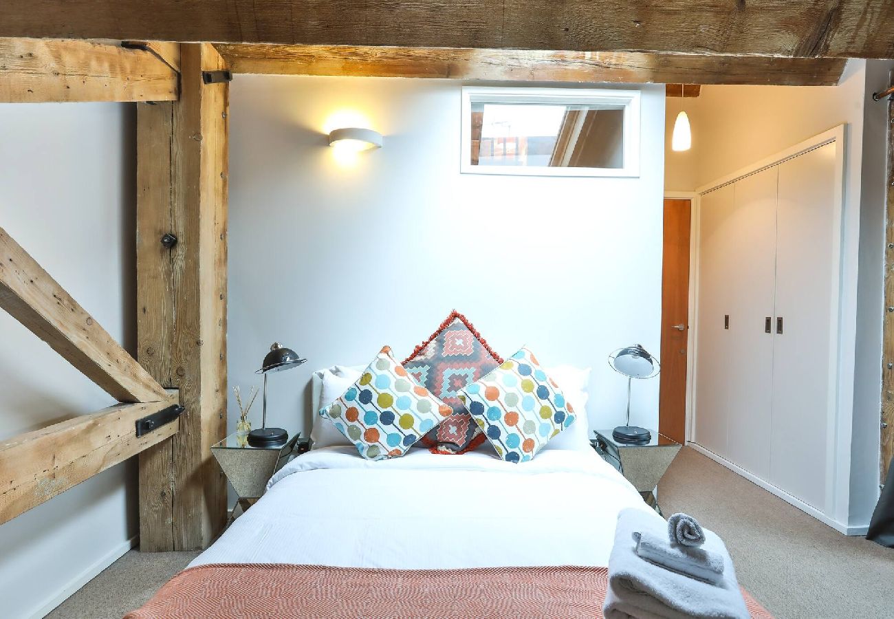 Apartment in London - ExCel Warehouse Conversion by Wild Roses 