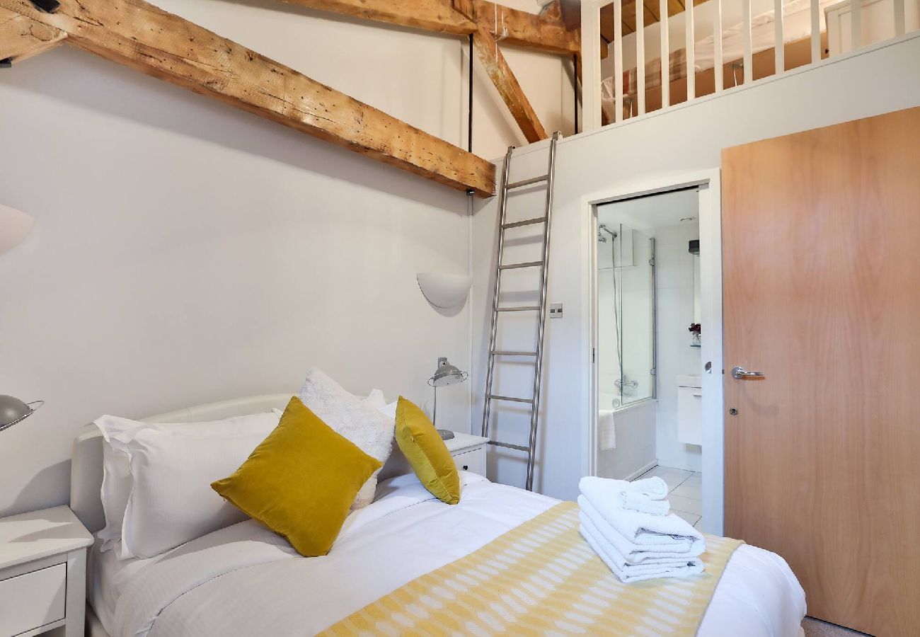Apartment in London - ExCel Warehouse Conversion by Wild Roses 