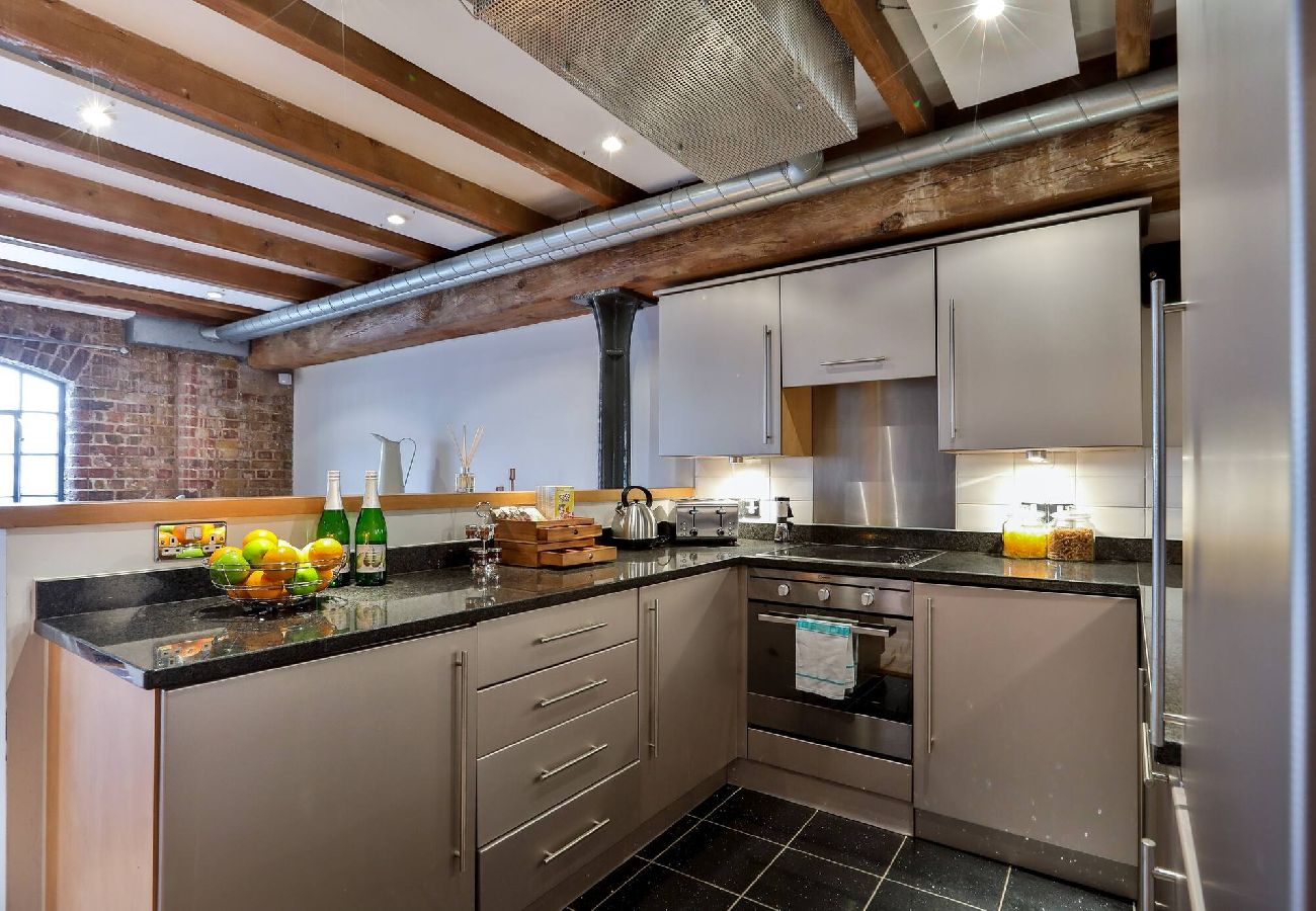Apartment in London - ExCel Warehouse Conversion by Wild Roses 