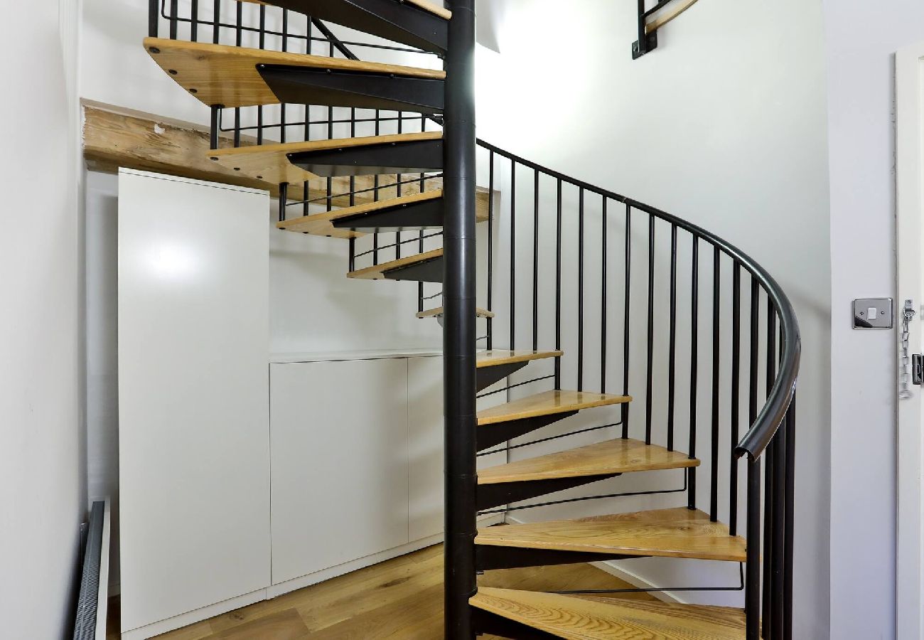 Apartment in London - ExCel Warehouse Conversion by Wild Roses 