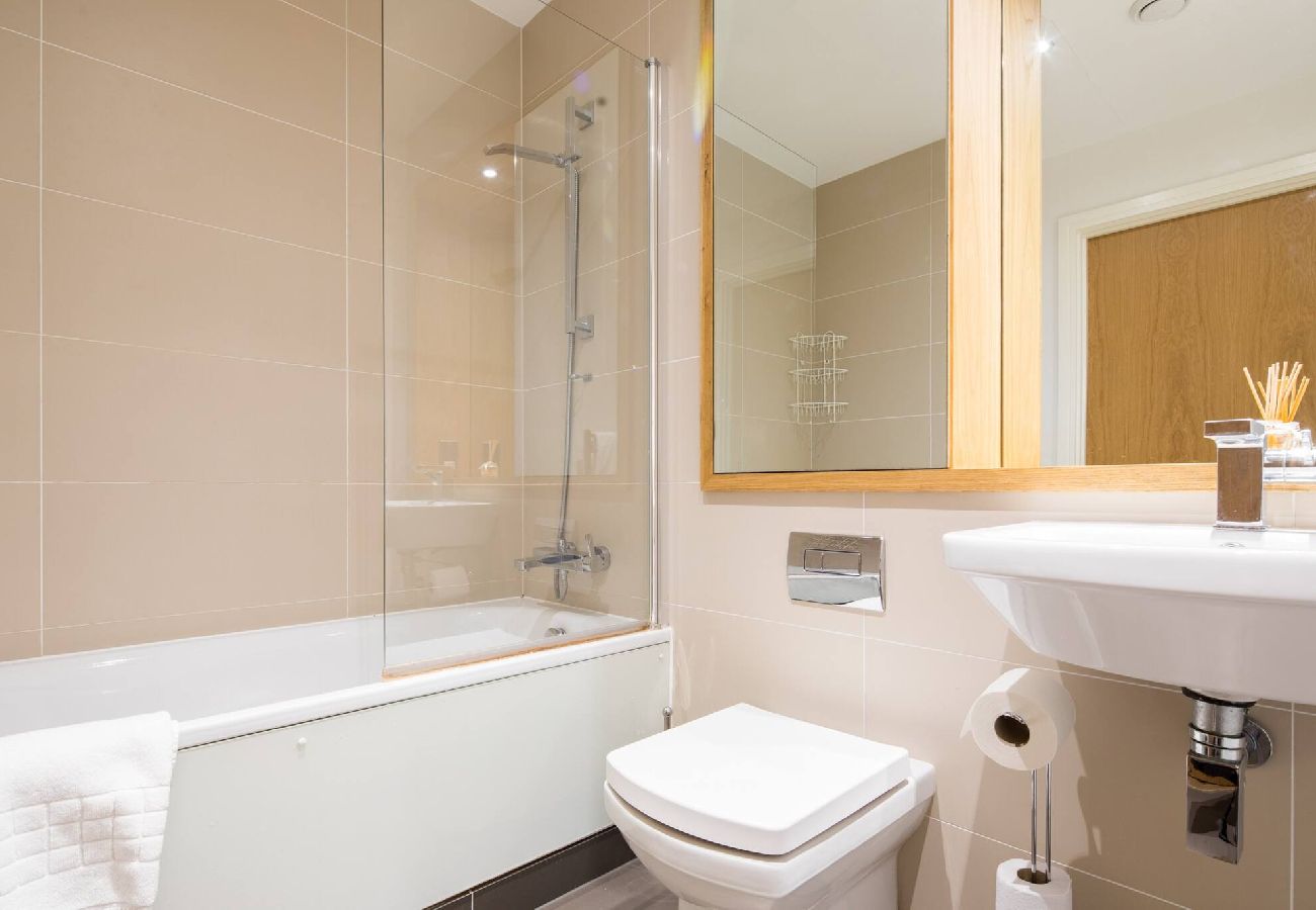 Apartment in London - Greenwich Riverside 2 Bed Apartment by Wild Roses 