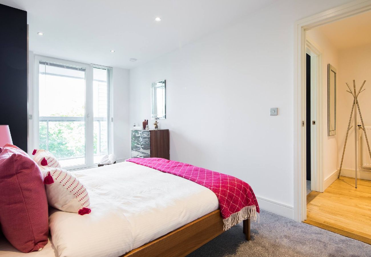 Apartment in London - Greenwich Riverside 2 Bed Apartment by Wild Roses 