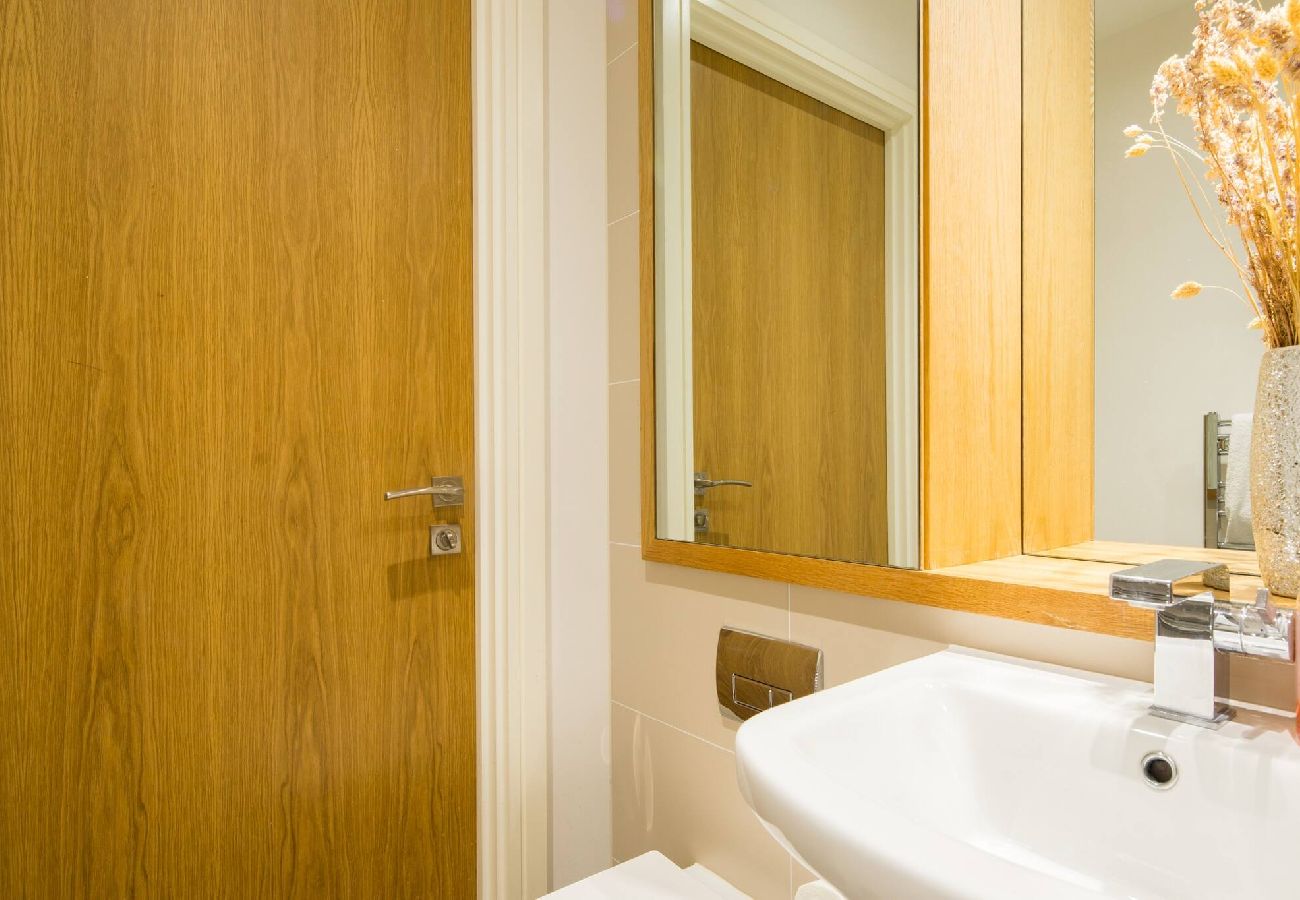 Apartment in London - Greenwich Riverside 2 Bed Apartment by Wild Roses 