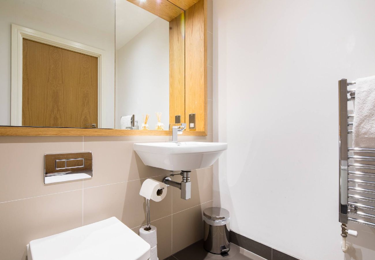 Apartment in London - Greenwich Riverside 2 Bed Apartment by Wild Roses 
