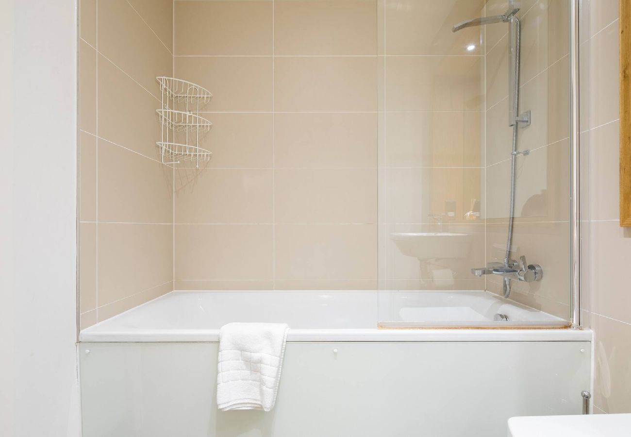 Apartment in London - Greenwich Riverside 2 Bed Apartment by Wild Roses 