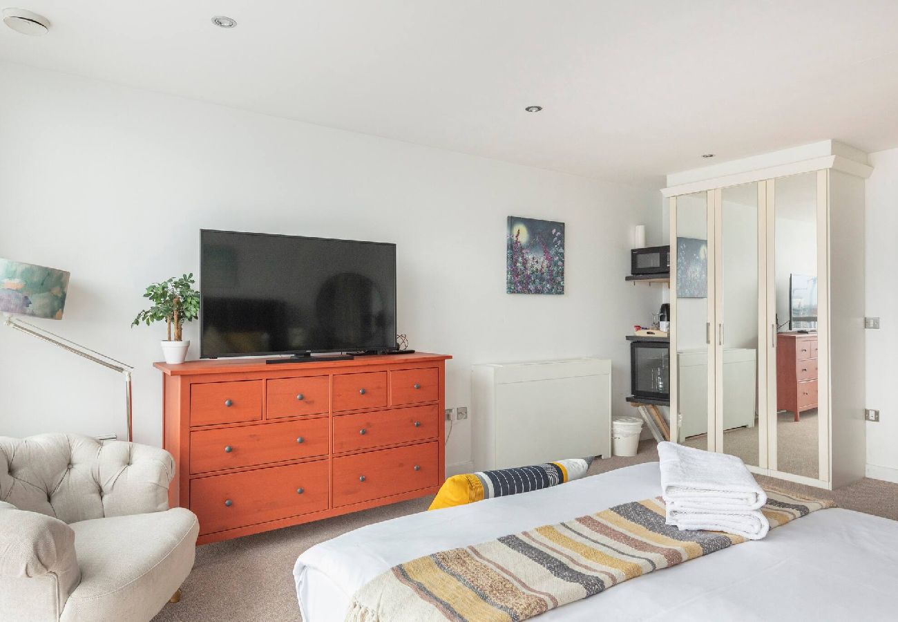Rent by room in London - Waterfront | Excel | King Room 