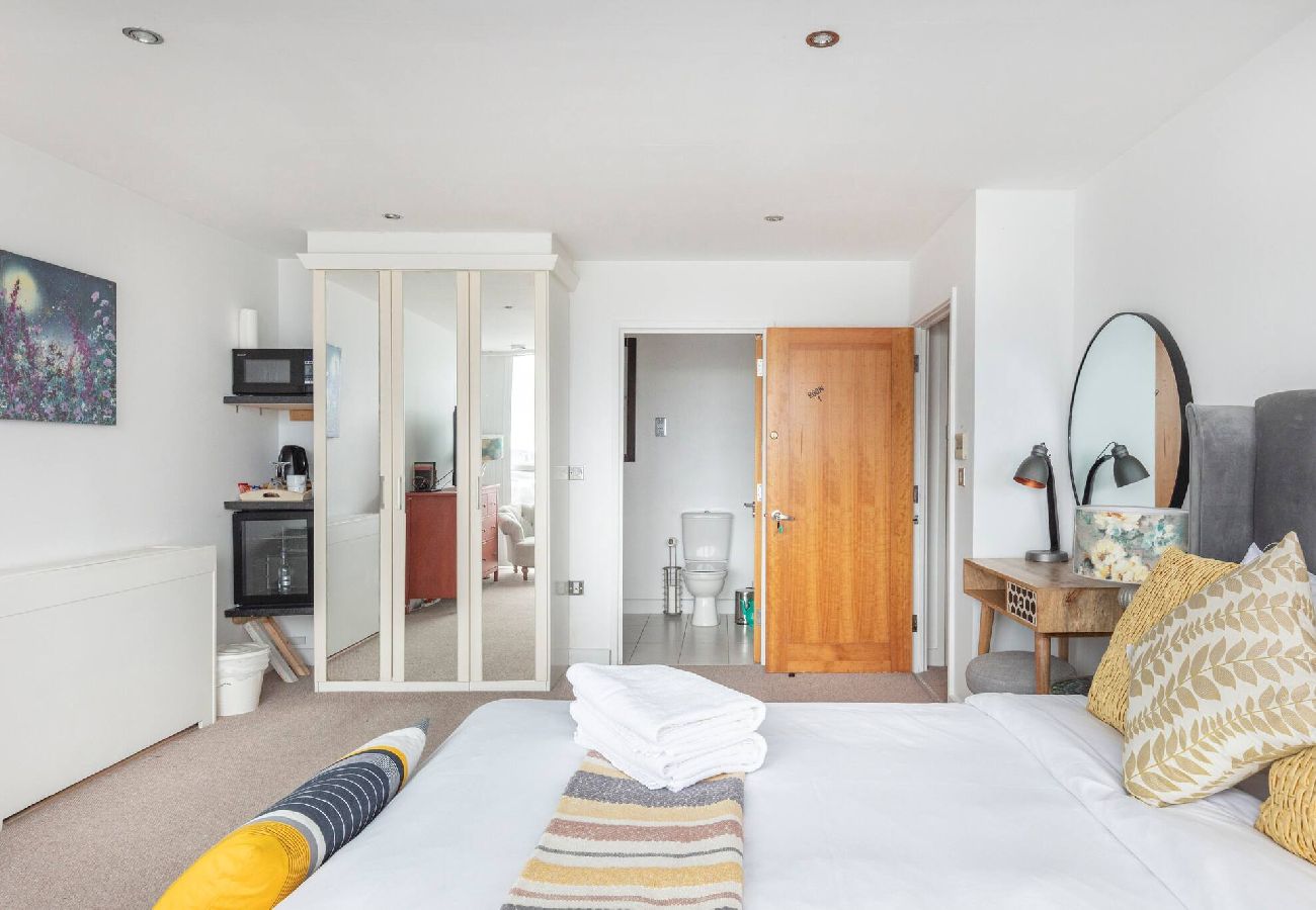 Rent by room in London - Waterfront | Excel | King Room 