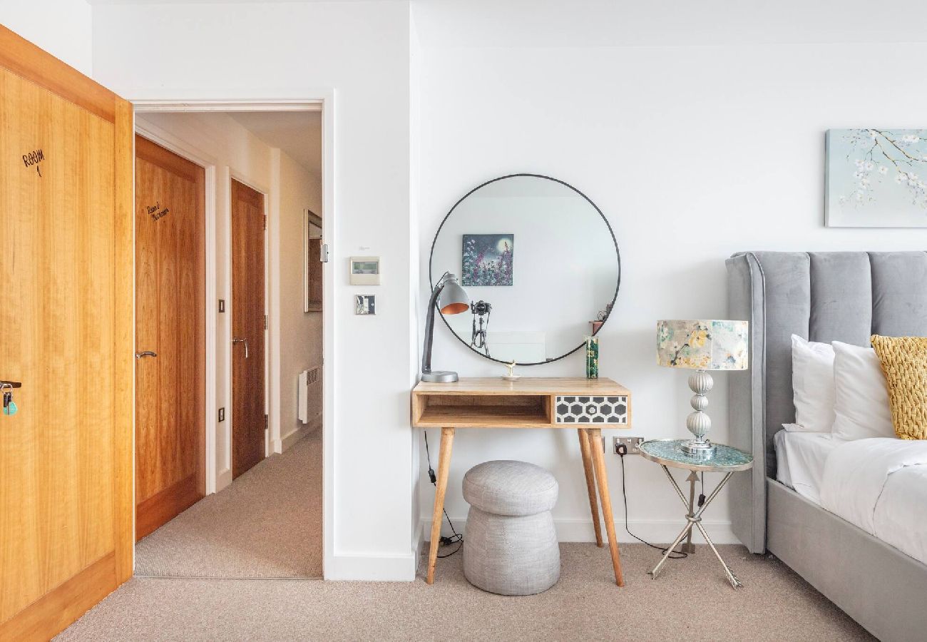 Rent by room in London - Waterfront | Excel | King Room 