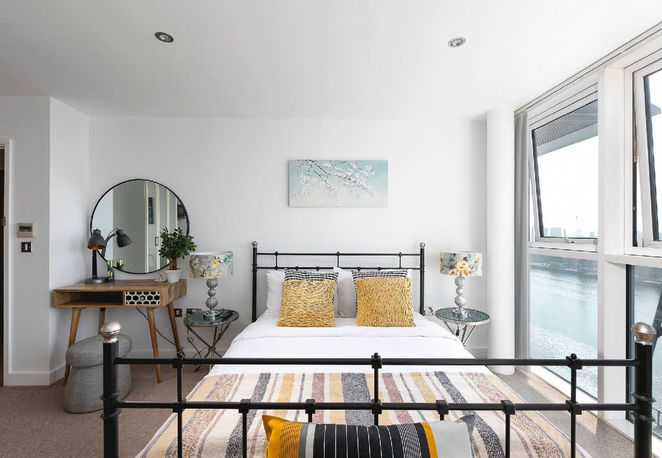 Rent by room in London - Waterfront | Excel | King Room 