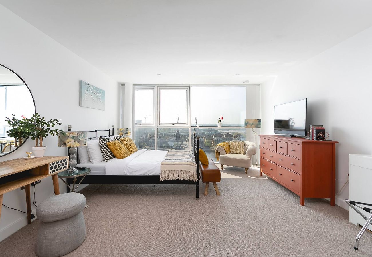 Rent by room in London - Waterfront | Excel | King Room 