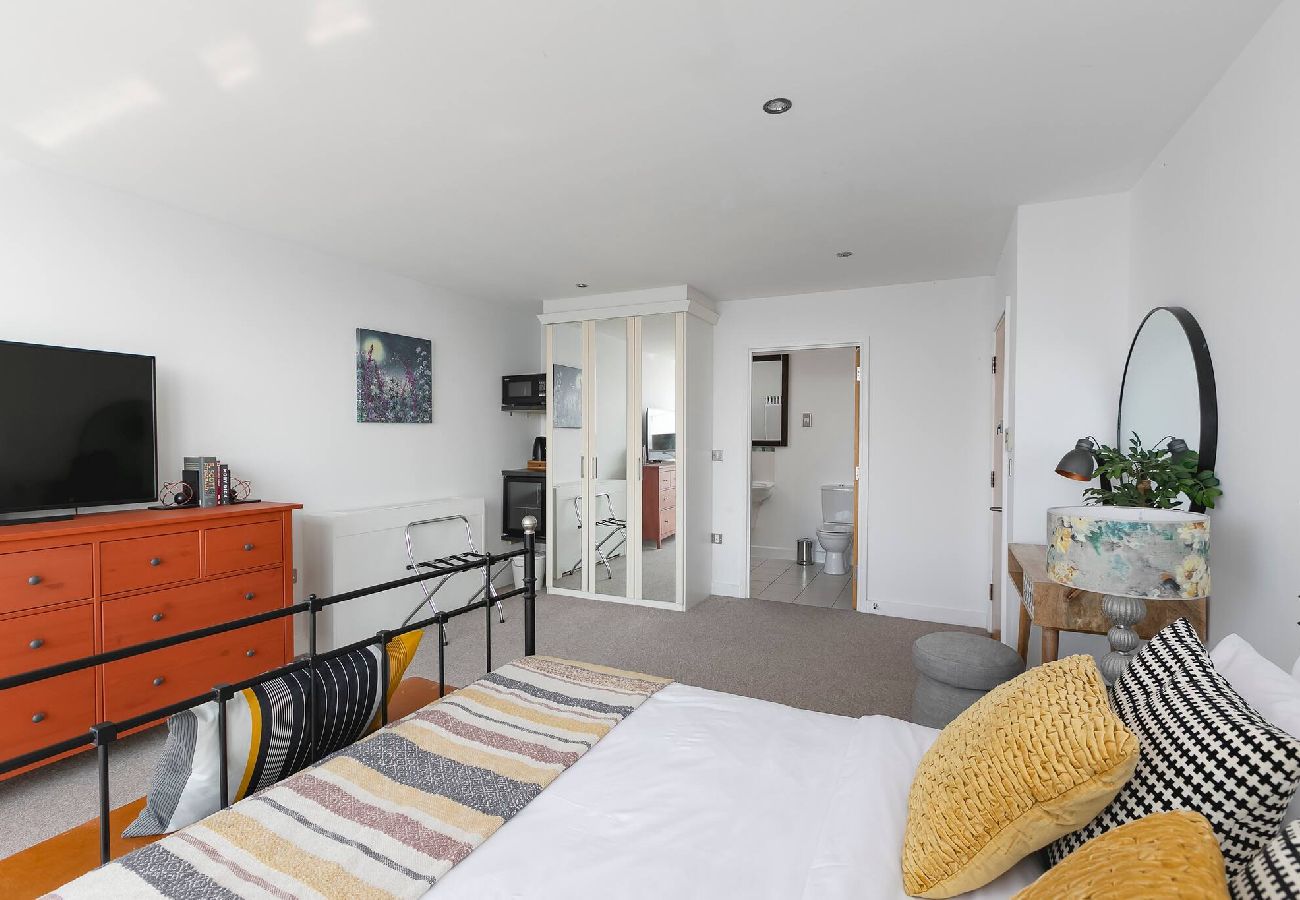Rent by room in London - Waterfront | Excel | King Room 