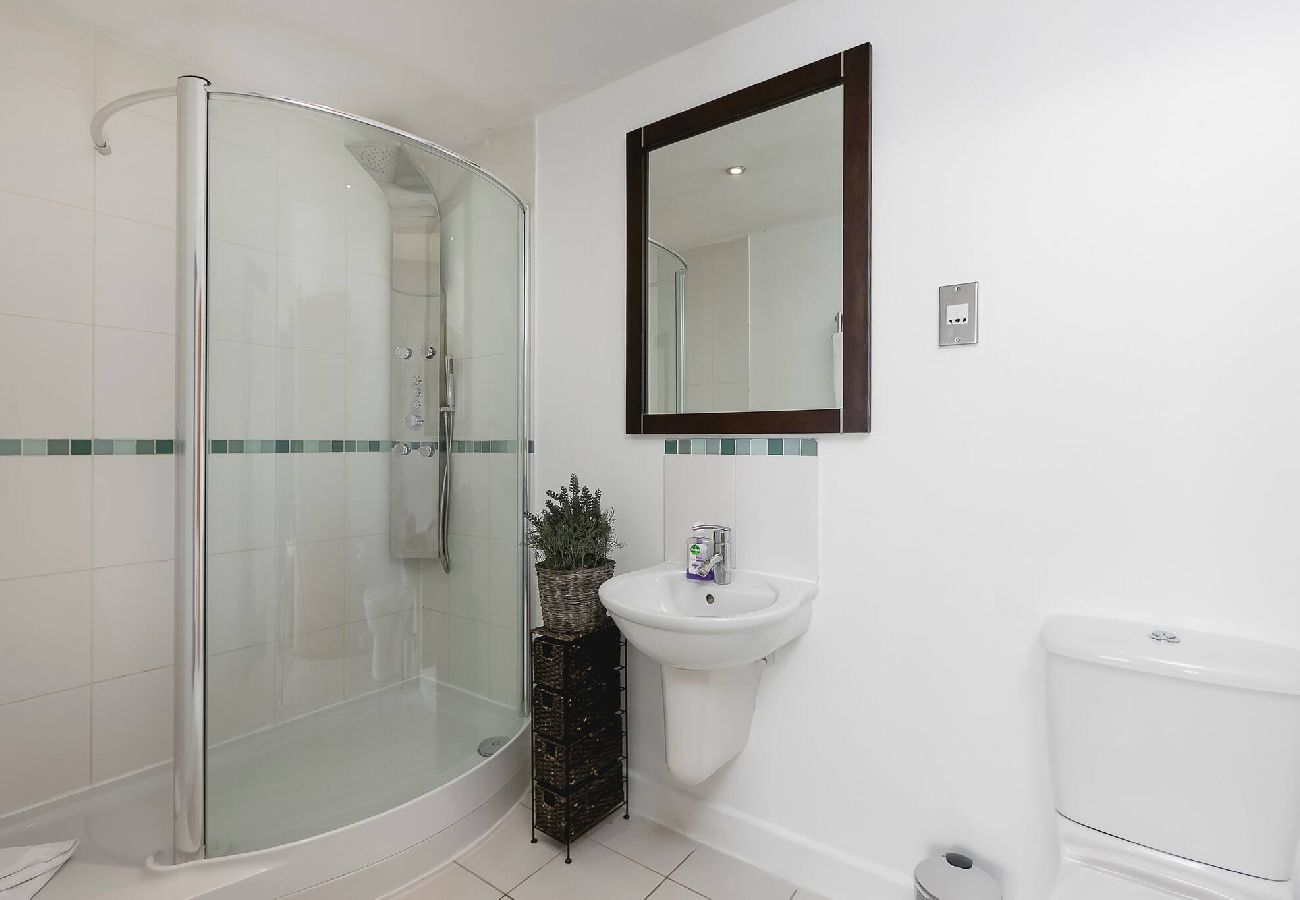 Rent by room in London - Waterfront | Excel | King Room 