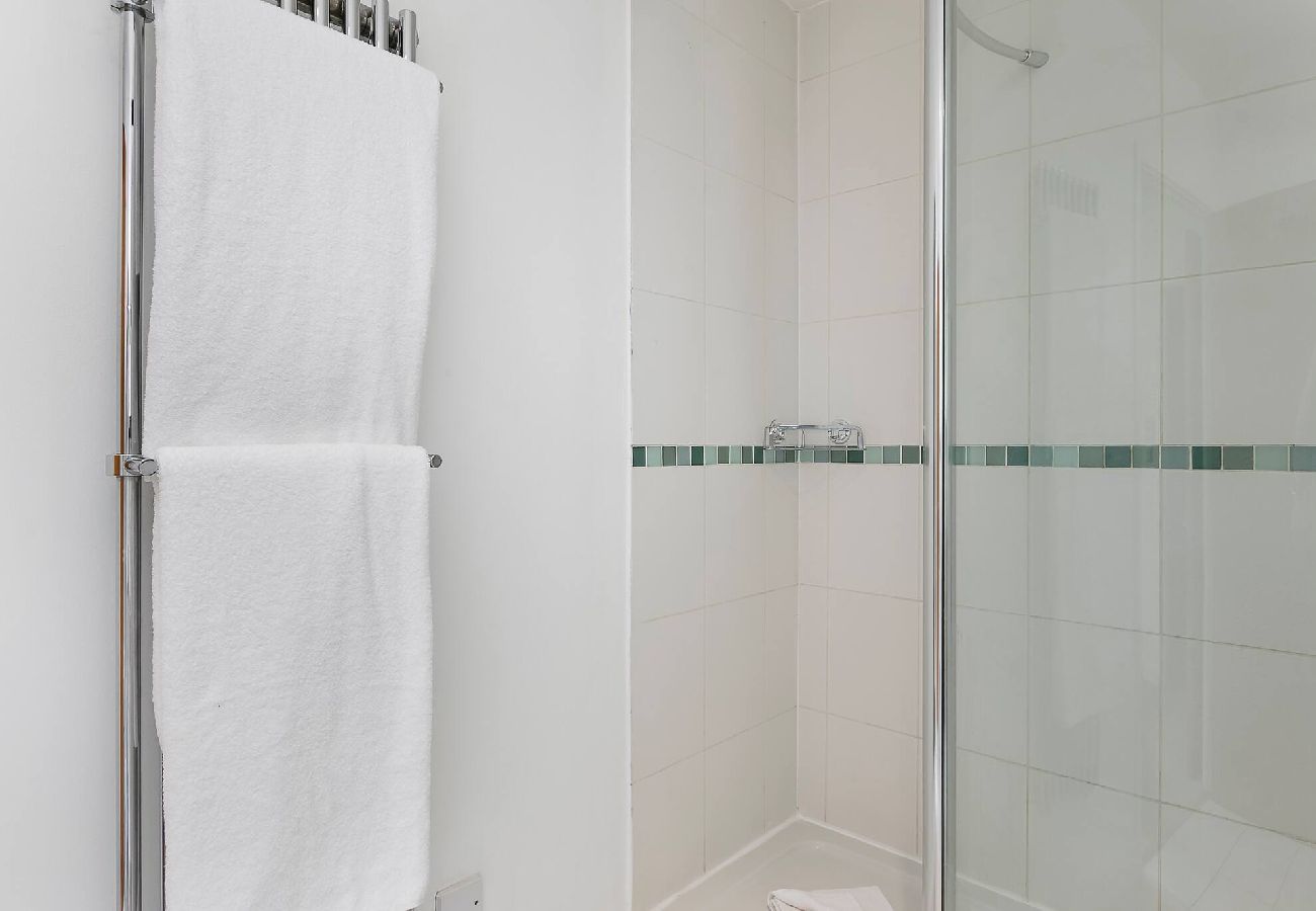 Rent by room in London - Waterfront | Excel | King Room 